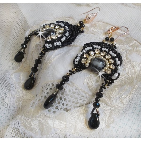 Le BO F&eacute;erie Black sono ricamate con cristalli Swarovski, chaton di cristallo, perline tonde sfaccettate appiattite, Bugles e rocailles ritorte.
