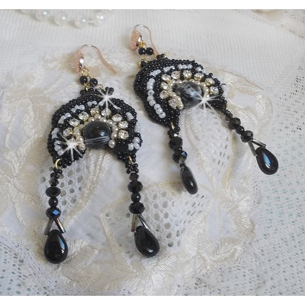 Le BO F&eacute;erie Black sono ricamate con cristalli Swarovski, chaton di cristallo, perline tonde sfaccettate appiattite, Bugles e rocailles ritorte.