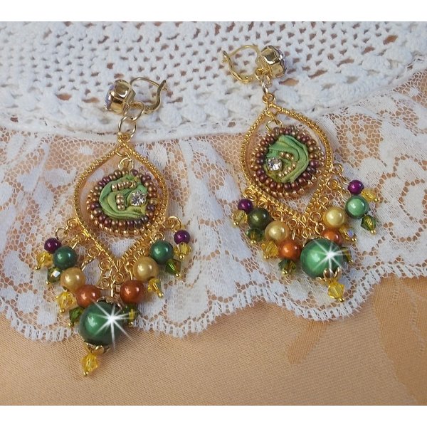 BO Venetian Moon ricamato con nastro di seta color camaleonte, cristalli Swarovski e perline magiche.