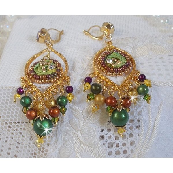 BO Venetian Moon ricamato con nastro di seta color camaleonte, cristalli Swarovski e perline magiche.