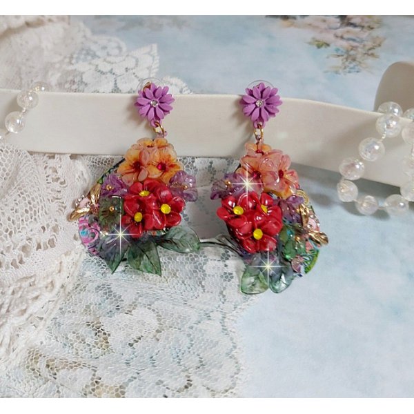 BO Pr&eacute;cieuses Fleurs en r&eacute;sine, breloques abeilles et cristaux. Tout est positionn&eacute; sur des estampes color&eacute;es avec des crochets d&rsquo;oreilles Marguerite M&eacute;tal. Belles nuances de couleurs