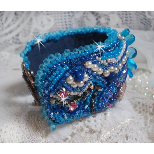 Bracciale Belle Epoque Haute-Couture ricamato con cristalli Swarovski, cabochon in resina e perle di semi