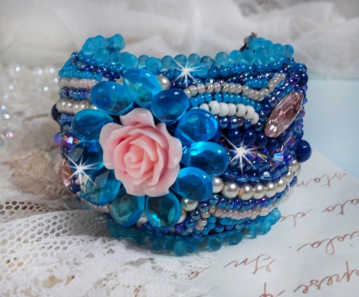 Bracciale Belle Epoque Haute-Couture ricamato con cristalli Swarovski, cabochon in resina e perle di semi