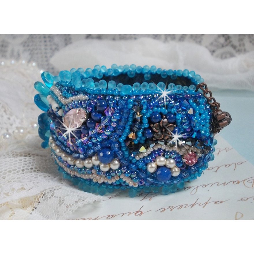 Bracciale Belle Epoque Haute-Couture ricamato con cristalli Swarovski, cabochon in resina e perle di semi