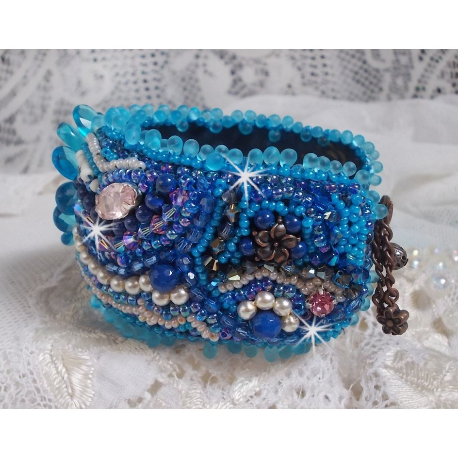 Bracciale Belle Epoque Haute-Couture ricamato con cristalli Swarovski, cabochon in resina e perle di semi