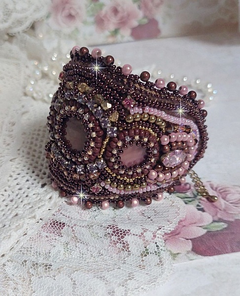 Bracciale romantico ricamato con perle di mogano e perline in stile vintage