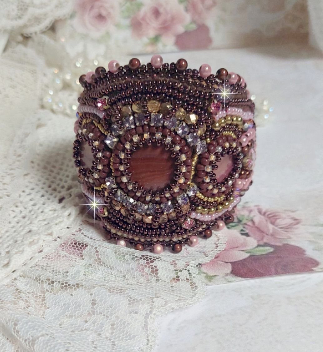 Bracciale romantico ricamato con perle di mogano e perline in stile vintage