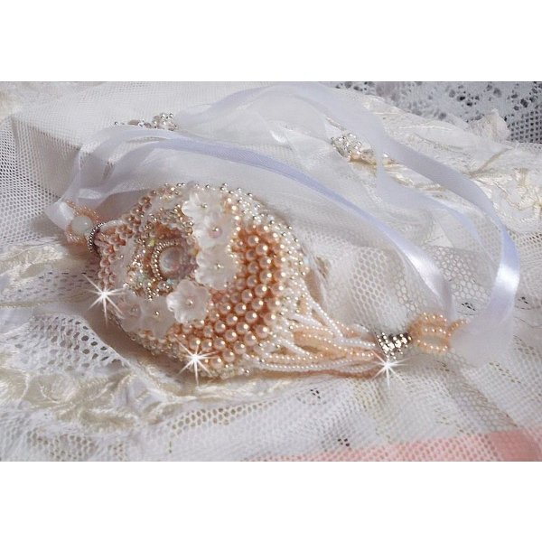 Bracciale Bouquet d'un Jour ricamato con perle Swarovski, fiori di lucite, nastri e perline di qualit&agrave;.