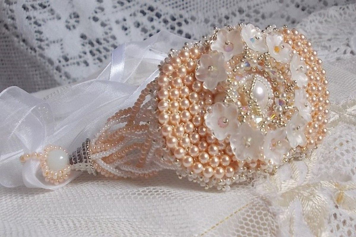 Bracciale Bouquet d'un Jour ricamato con perle Swarovski, fiori di lucite, nastri e perline di qualità.