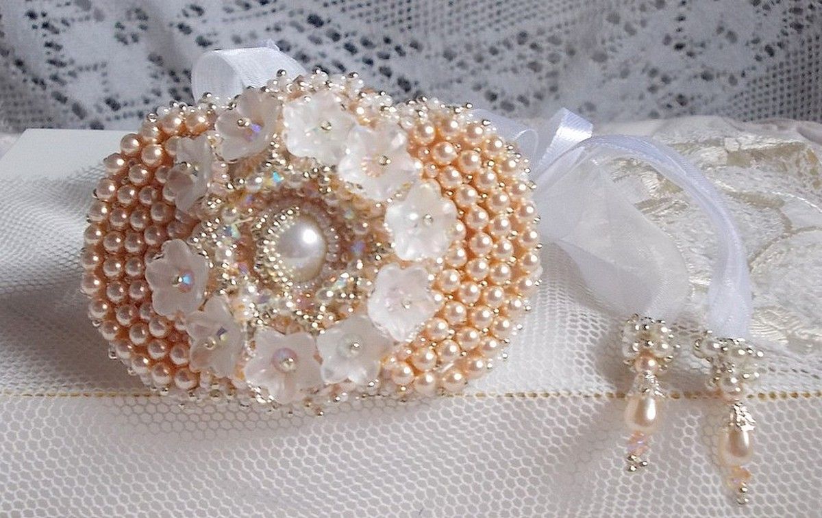 Bracciale Bouquet d'un Jour ricamato con perle Swarovski, fiori di lucite, nastri e perline di qualità.