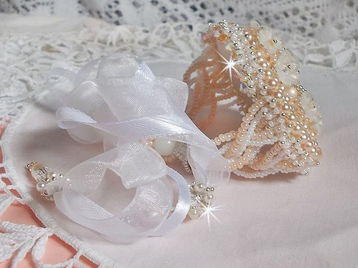 Bracciale Bouquet d'un Jour ricamato con perle Swarovski, fiori di lucite, nastri e perline di qualità.