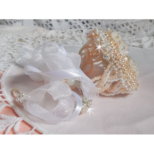 Bracciale Bouquet d'un Jour ricamato con perle Swarovski, fiori di lucite, nastri e perline di qualit&agrave;.