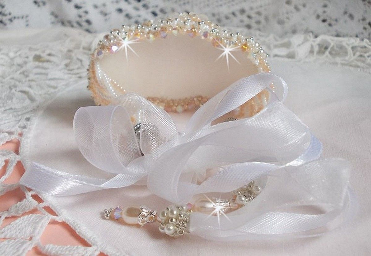 Bracciale Bouquet d'un Jour ricamato con perle Swarovski, fiori di lucite, nastri e perline di qualità.