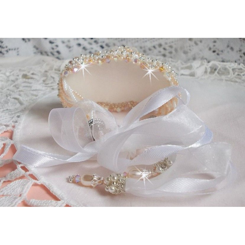 Bracciale Bouquet d'un Jour ricamato con perle Swarovski, fiori di lucite, nastri e perline di qualità.