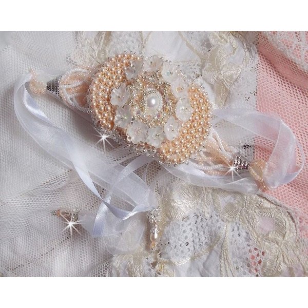 Bracciale Bouquet d'un Jour ricamato con perle Swarovski, fiori di lucite, nastri e perline di qualit&agrave;.