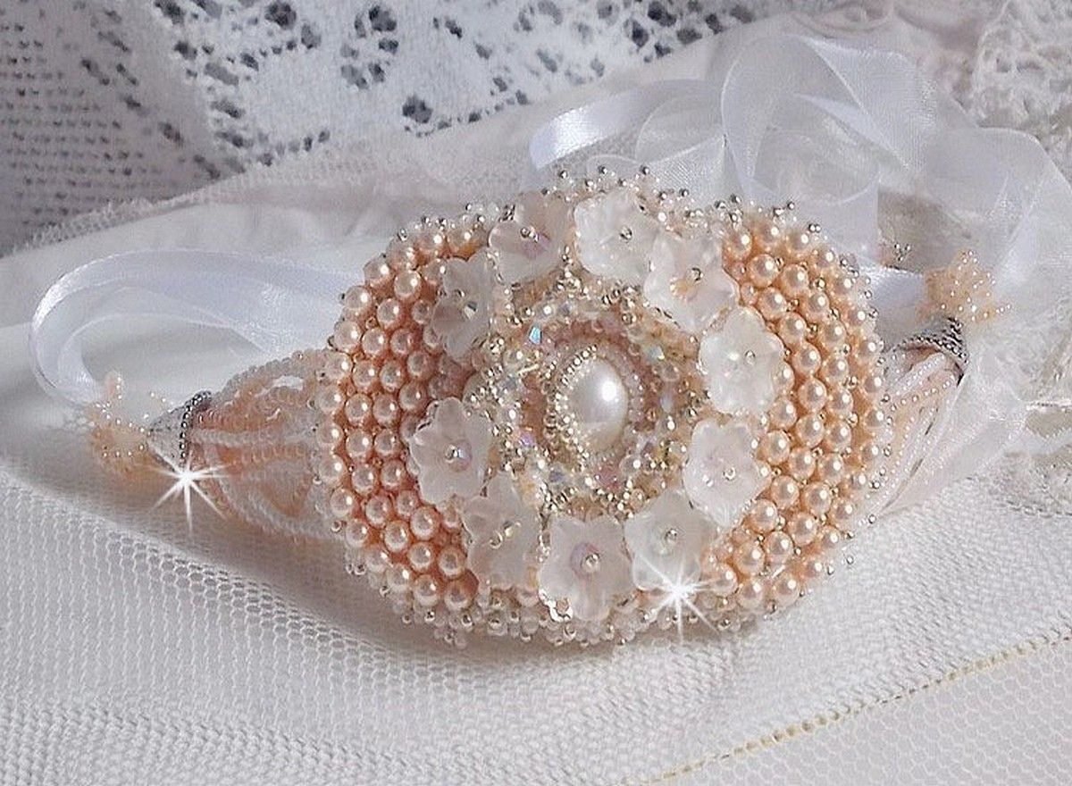 Bracciale Bouquet d'un Jour ricamato con perle Swarovski, fiori di lucite, nastri e perline di qualità.