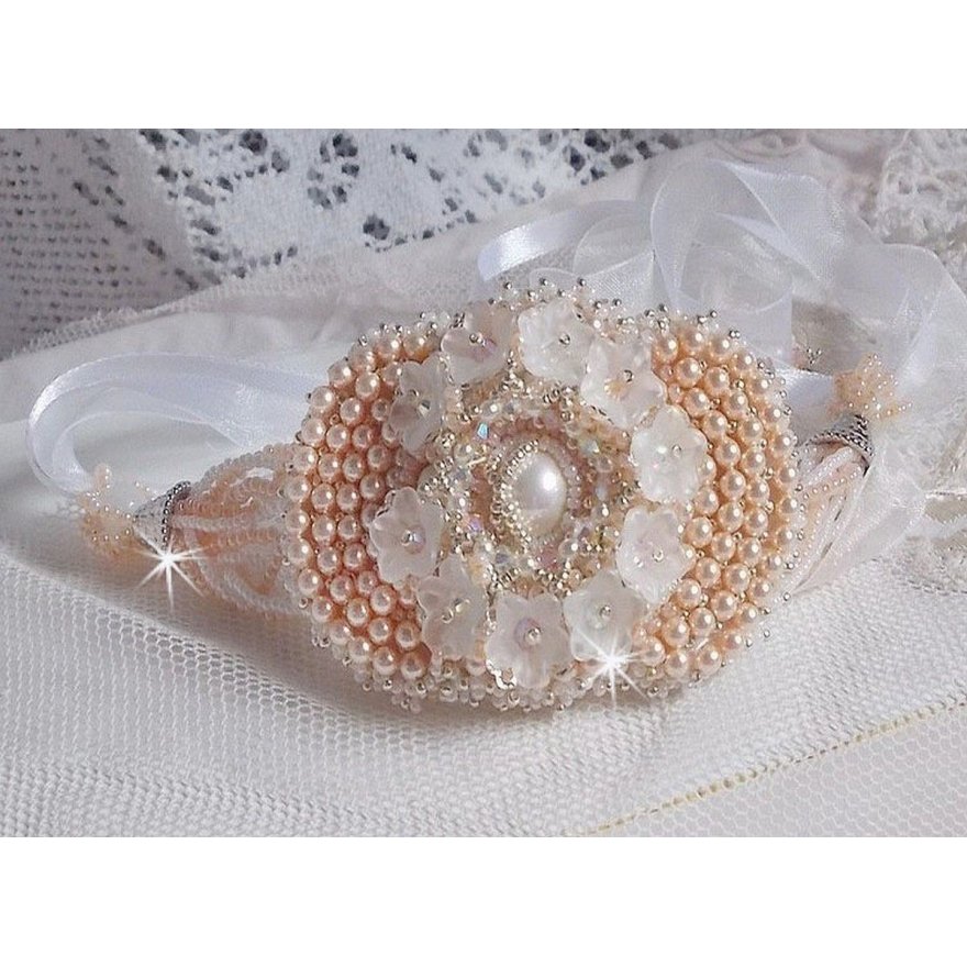 Bracciale Bouquet d'un Jour ricamato con perle Swarovski, fiori di lucite, nastri e perline di qualità.