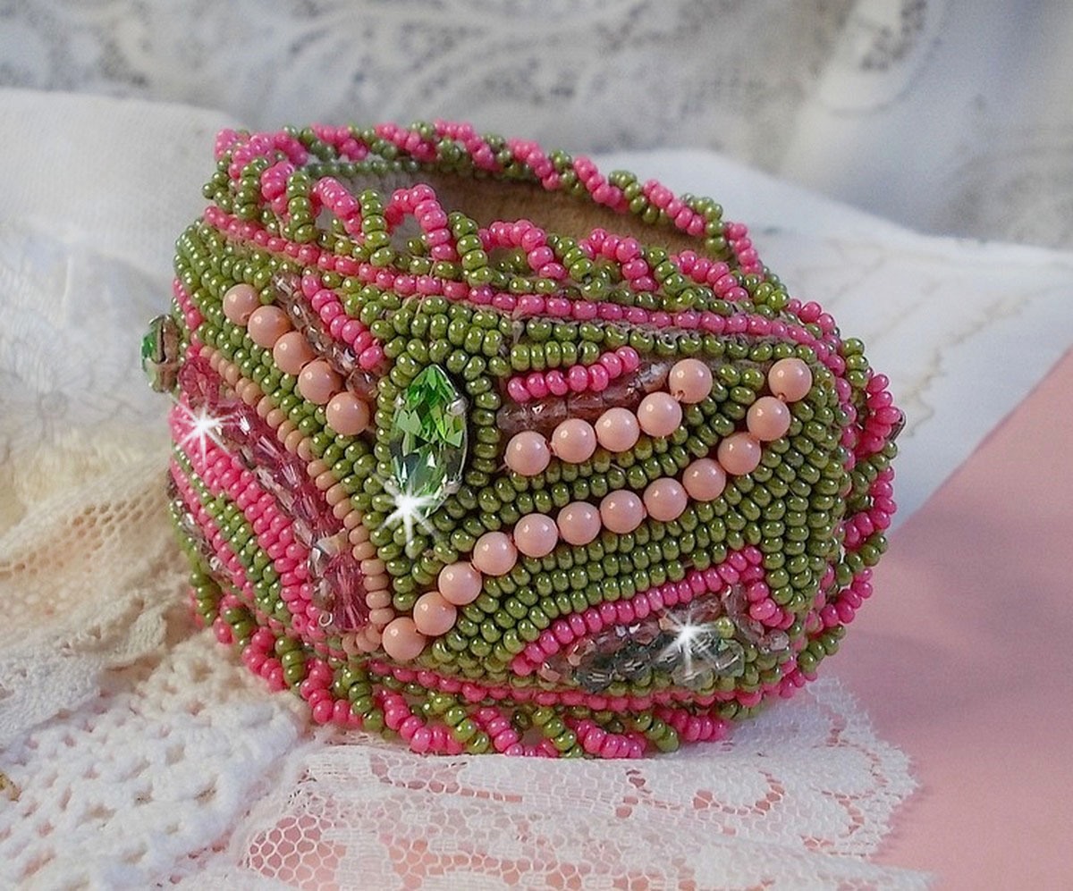 Bracciale Miss Lady ricamato con cristalli Swarovski, sfaccettature di vetro di Boemia e perline verdi e rosa