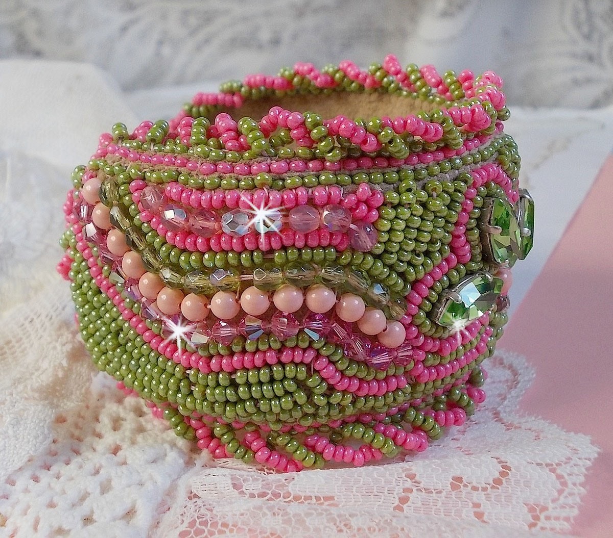 Bracciale Miss Lady ricamato con cristalli Swarovski, sfaccettature di vetro di Boemia e perline verdi e rosa
