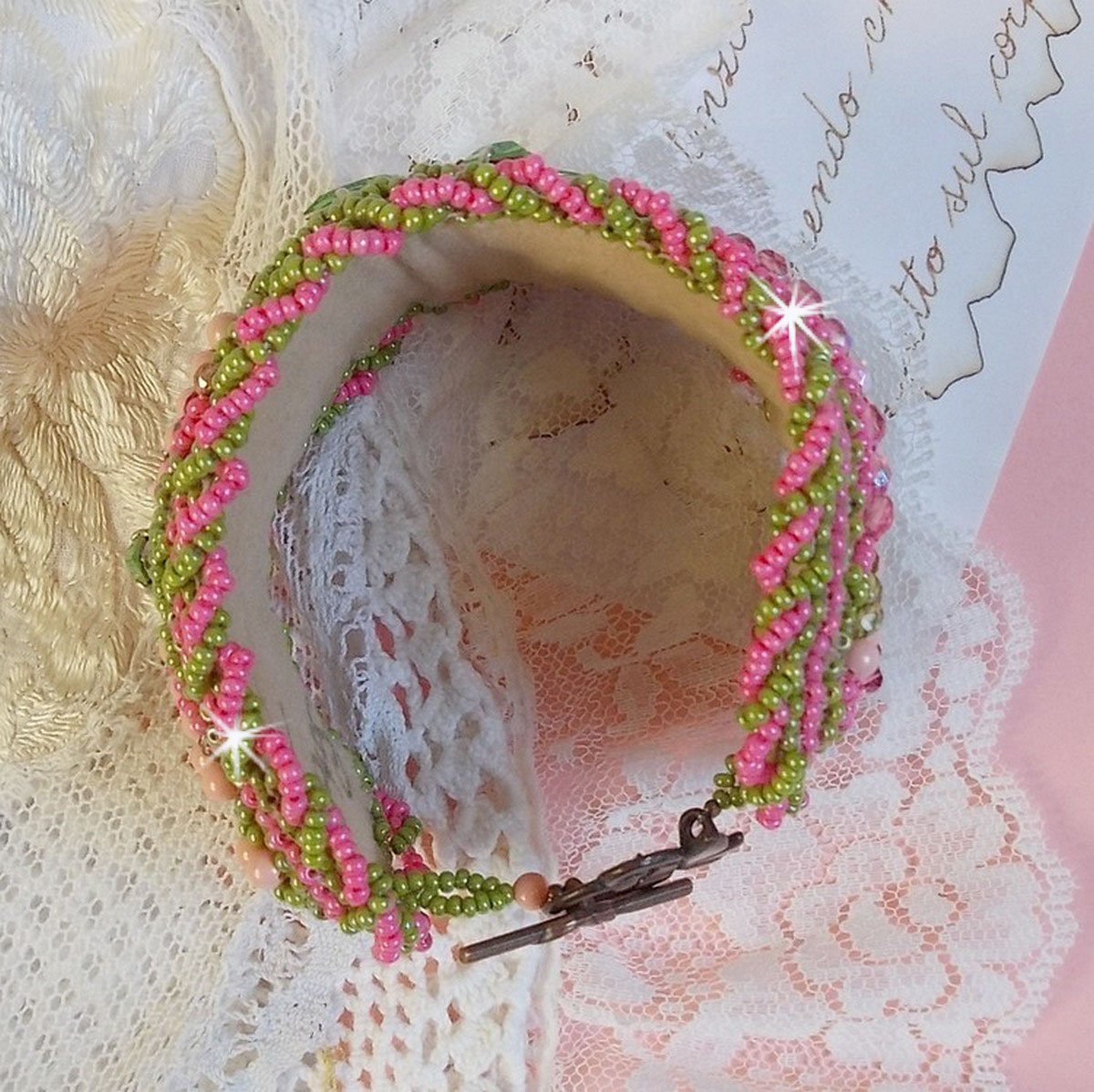 Bracciale Miss Lady ricamato con cristalli Swarovski, sfaccettature di vetro di Boemia e perline verdi e rosa