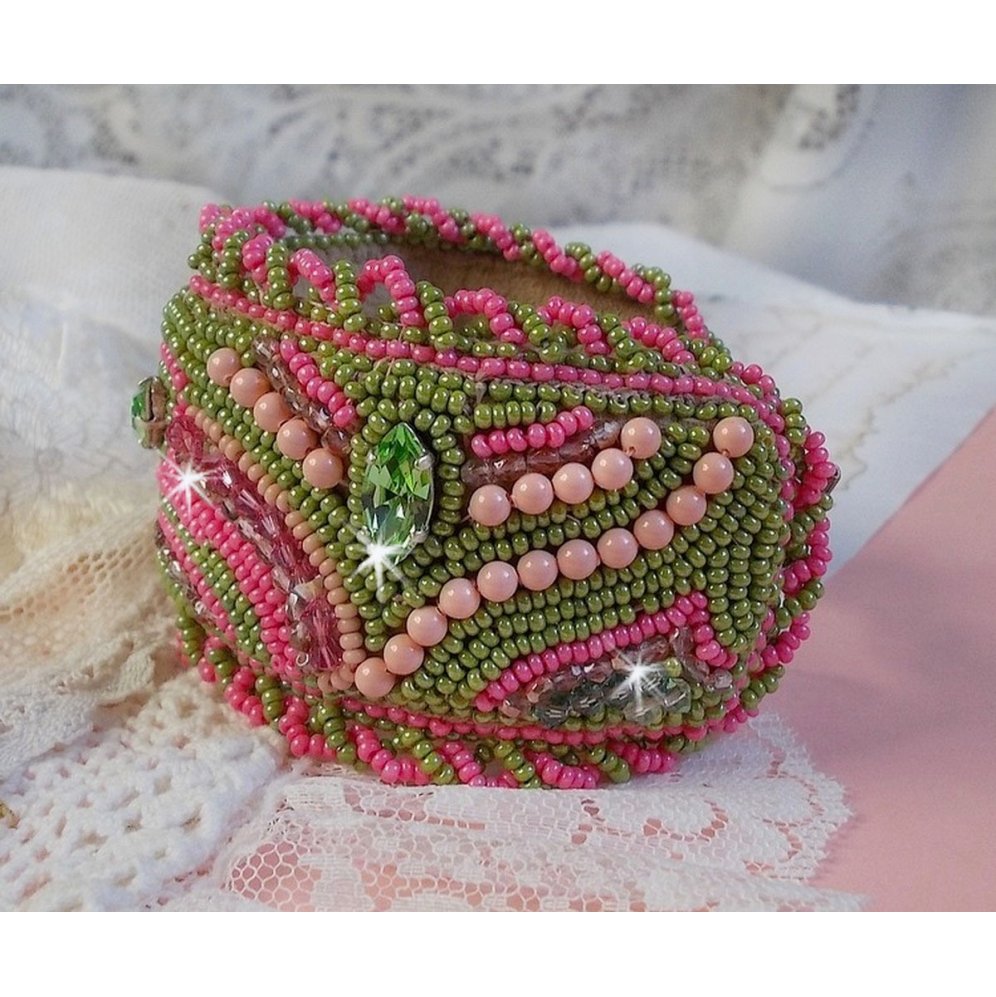 Bracciale Miss Lady ricamato con cristalli Swarovski, sfaccettature di vetro di Boemia e perline verdi e rosa