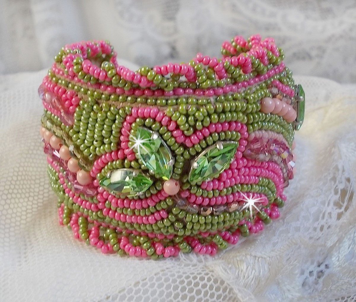 Bracciale Miss Lady ricamato con cristalli Swarovski, sfaccettature di vetro di Boemia e perline verdi e rosa