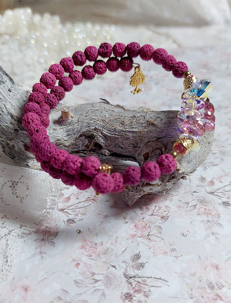 Bracelet Couronne Rose Framboise avec pierres de Lave, pendentifs et toupies en cristal, breloque arbre de vie