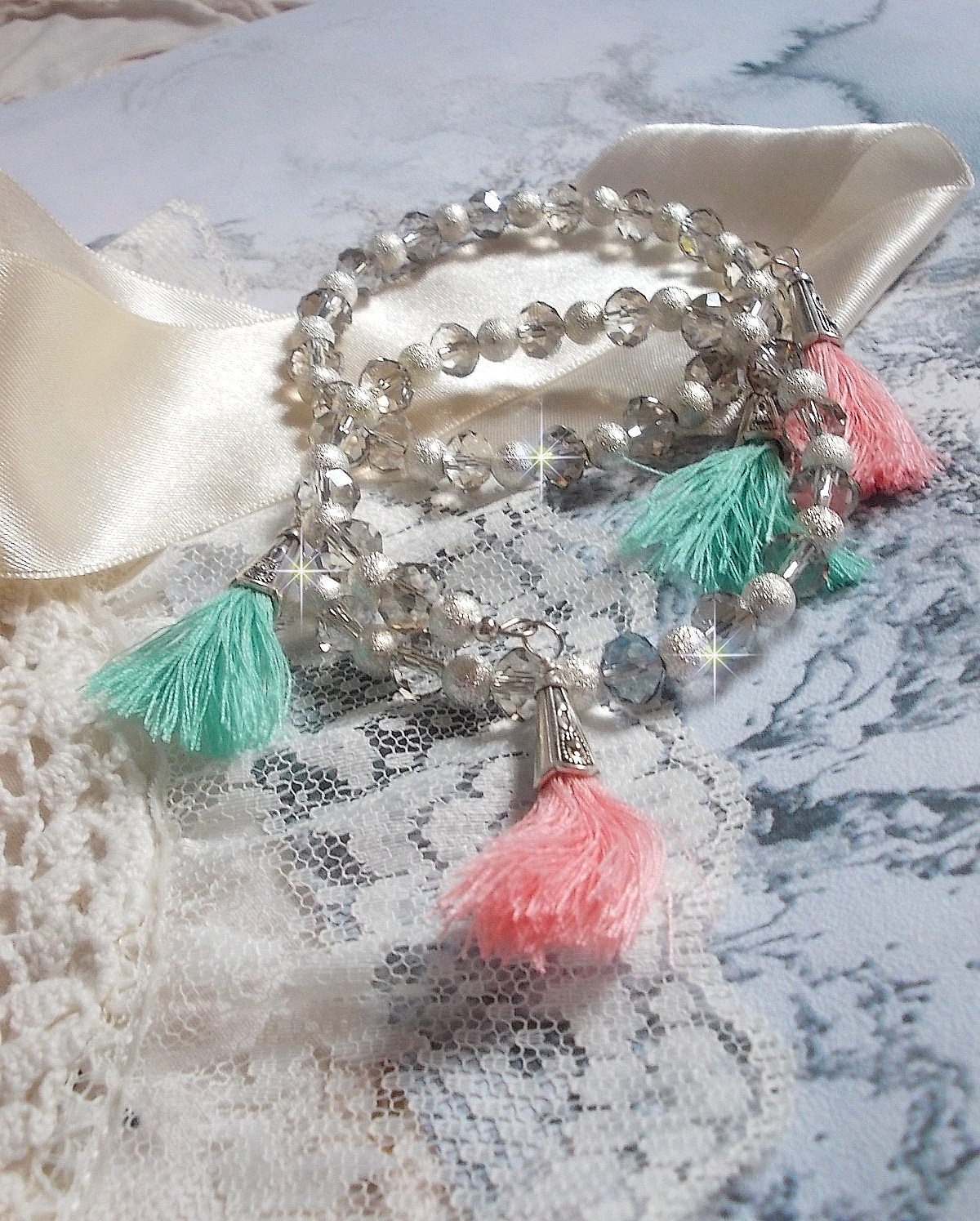 Bracelets Cristalline Eclat avec doubles bracelets aux perles Stardust Argent&eacute;es effet paillet&eacute;, perles rondes facett&eacute;es en verre et pompons couleur Rose et Menthe pour un style contemporain