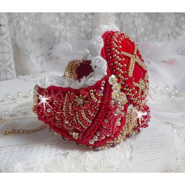 Bracciale Nous Two Haute-Couture ricamato con cristalli Swarovski, un cabochon ovale in vetro rosso e perle di semi