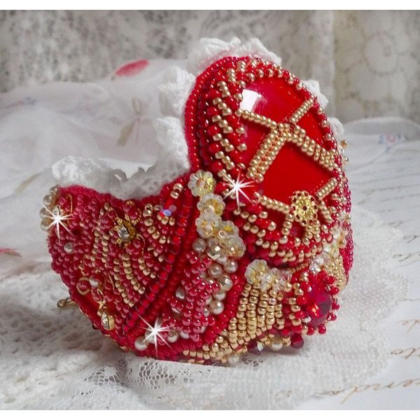 Bracciale Nous Two Haute-Couture ricamato con cristalli Swarovski, un cabochon ovale in vetro rosso e perle di semi