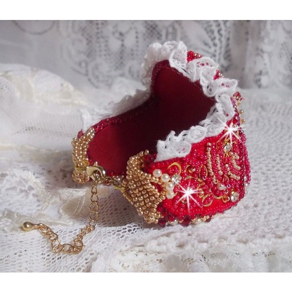 Bracciale Nous Two Haute-Couture ricamato con cristalli Swarovski, un cabochon ovale in vetro rosso e perle di semi