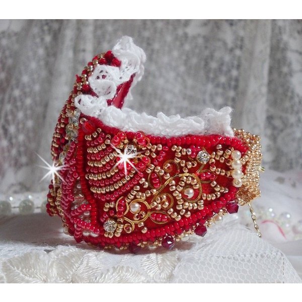 Bracciale Nous Two Haute-Couture ricamato con cristalli Swarovski, un cabochon ovale in vetro rosso e perle di semi
