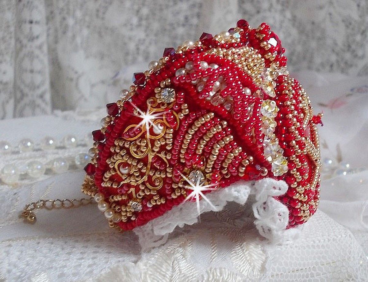 Bracciale Nous Two Haute-Couture ricamato con cristalli Swarovski, un cabochon ovale in vetro rosso e perle di semi