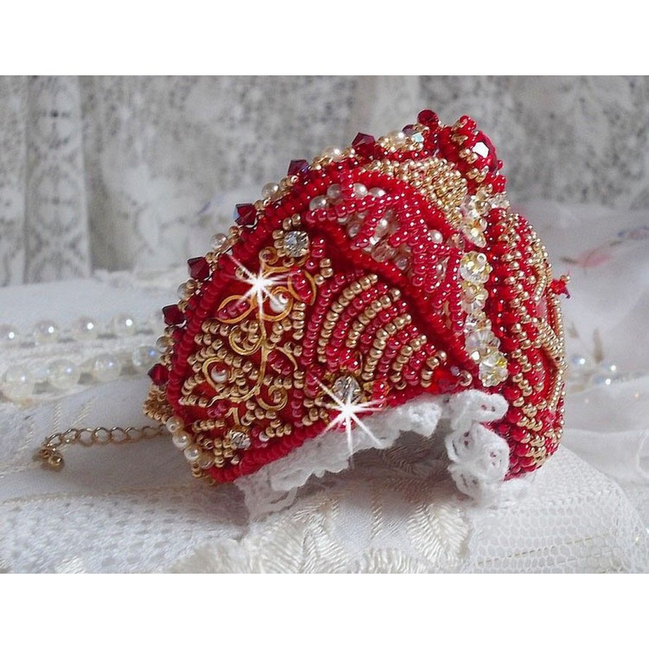 Bracciale Nous Two Haute-Couture ricamato con cristalli Swarovski, un cabochon ovale in vetro rosso e perle di semi