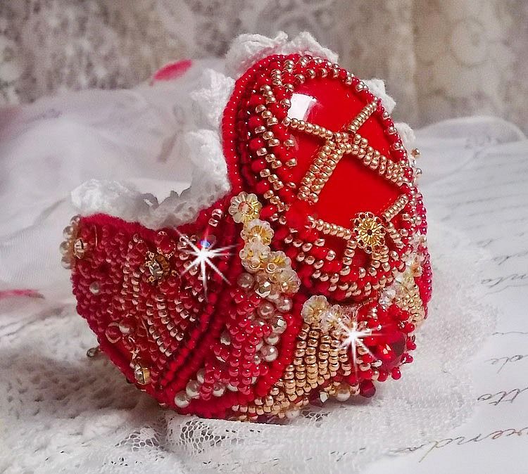 Bracciale Nous Two Haute-Couture ricamato con cristalli Swarovski, un cabochon ovale in vetro rosso e perle di semi