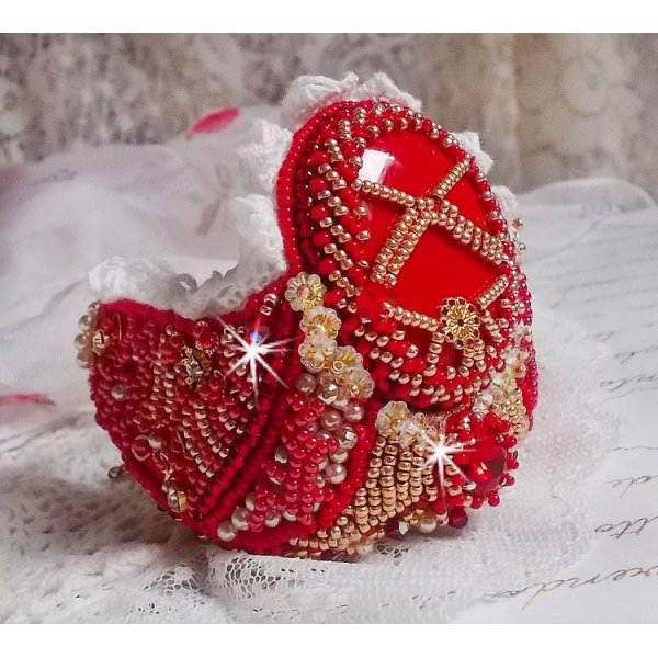 Bracciale Nous Two Haute-Couture ricamato con cristalli Swarovski, un cabochon ovale in vetro rosso e perle di semi