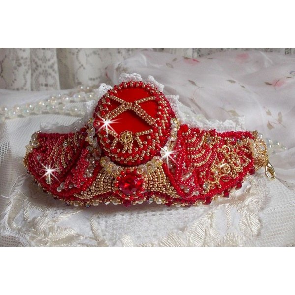 Bracciale Nous Two Haute-Couture ricamato con cristalli Swarovski, un cabochon ovale in vetro rosso e perle di semi