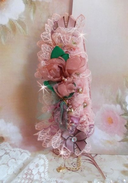 Bracciale Douceur Poudr&eacute;e con fine pizzo rosa, cristalli Swarovski, perle di vetro, perline e accessori placcati in oro