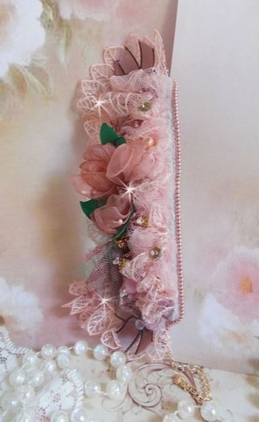 Bracciale Douceur Poudr&eacute;e con fine pizzo rosa, cristalli Swarovski, perle di vetro, perline e accessori placcati in oro