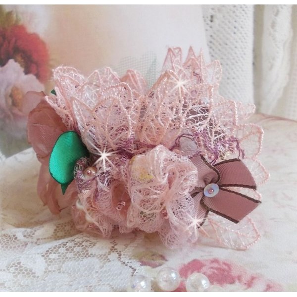 Bracciale Douceur Poudr&eacute;e con fine pizzo rosa, cristalli Swarovski, perle di vetro, perline e accessori placcati in oro