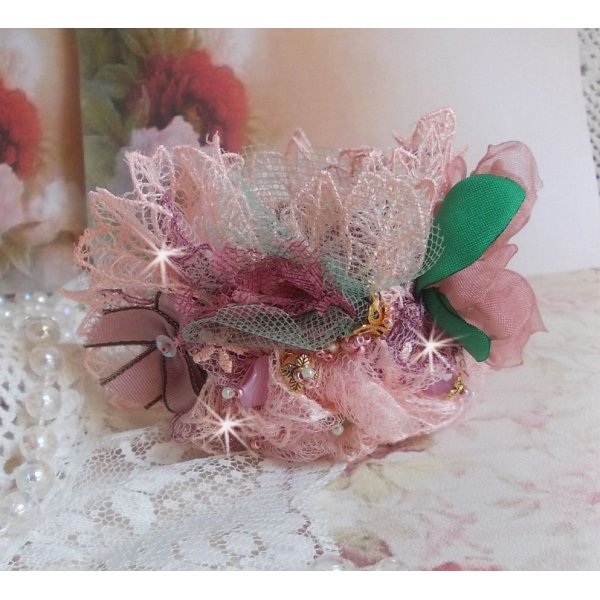 Bracciale Douceur Poudr&eacute;e con fine pizzo rosa, cristalli Swarovski, perle di vetro, perline e accessori placcati in oro