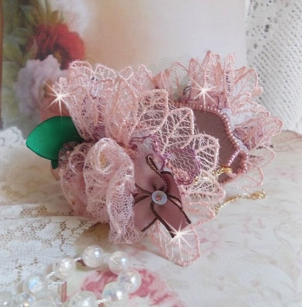 Bracciale Douceur Poudr&eacute;e con fine pizzo rosa, cristalli Swarovski, perle di vetro, perline e accessori placcati in oro