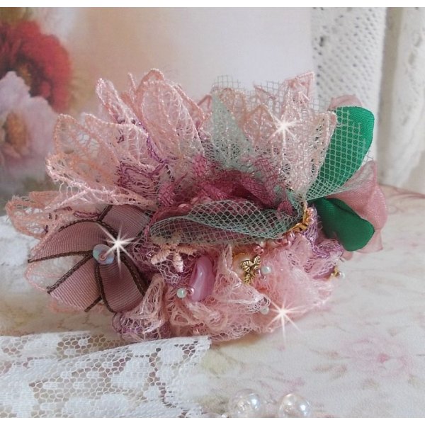 Bracciale Douceur Poudr&eacute;e con fine pizzo rosa, cristalli Swarovski, perle di vetro, perline e accessori placcati in oro