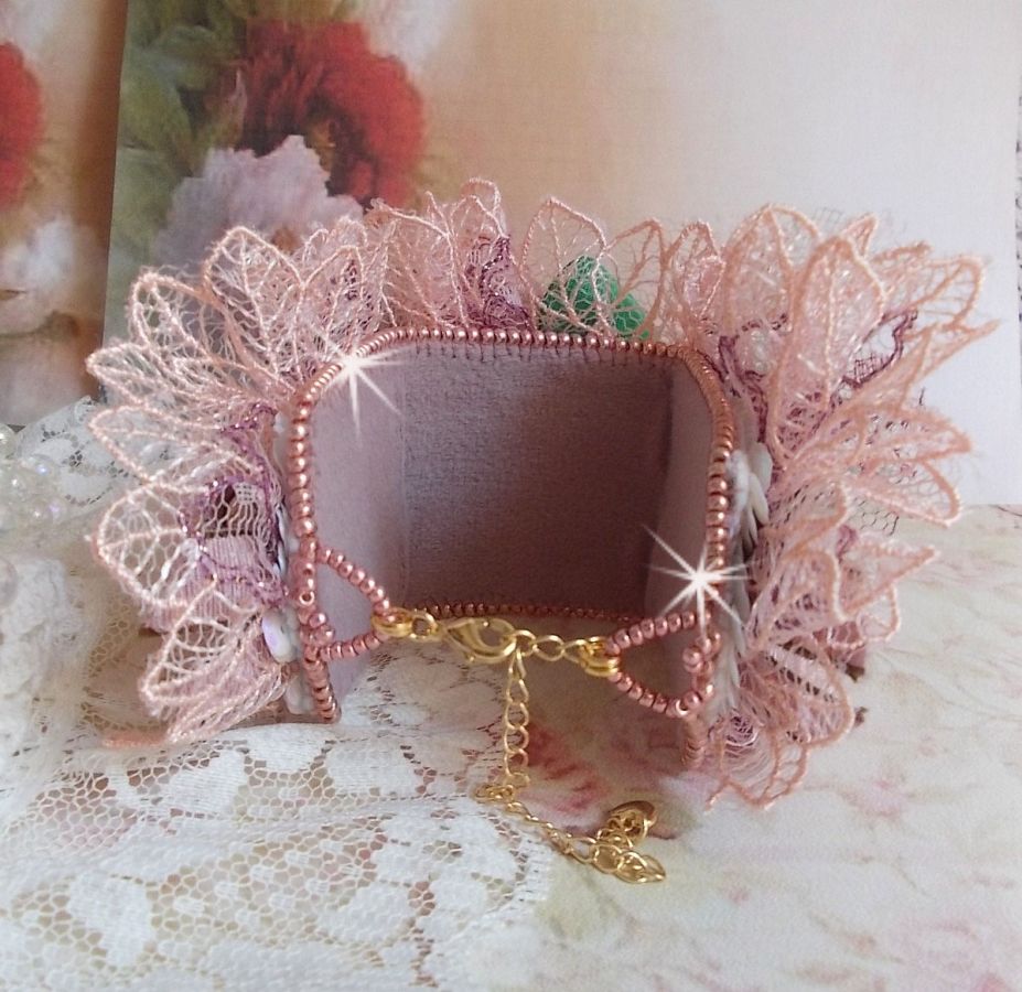 Bracciale Douceur Poudrée con fine pizzo rosa, cristalli Swarovski, perle di vetro, perline e accessori placcati in oro