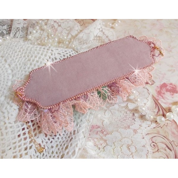 Bracciale Douceur Poudr&eacute;e con fine pizzo rosa, cristalli Swarovski, perle di vetro, perline e accessori placcati in oro