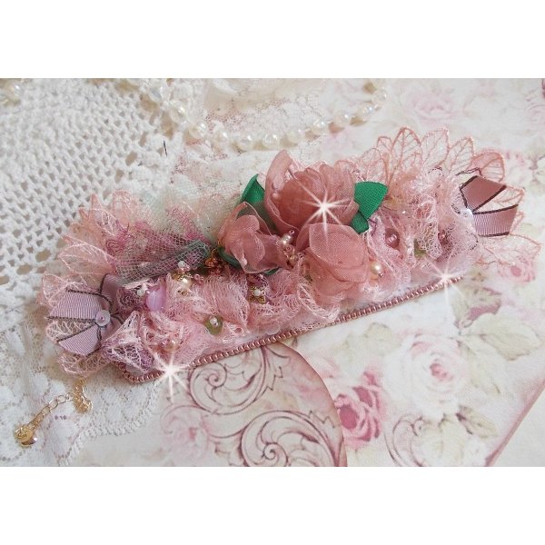 Bracciale Douceur Poudr&eacute;e con fine pizzo rosa, cristalli Swarovski, perle di vetro, perline e accessori placcati in oro