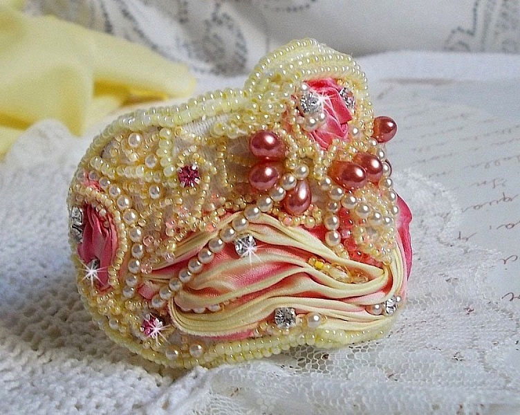 Bracciale Les D&eacute;lices de L'Et&eacute; Haute-Couture ricamato con un nastro di seta giallo e rosa, perle rotonde, gocce perlate e perle di semi