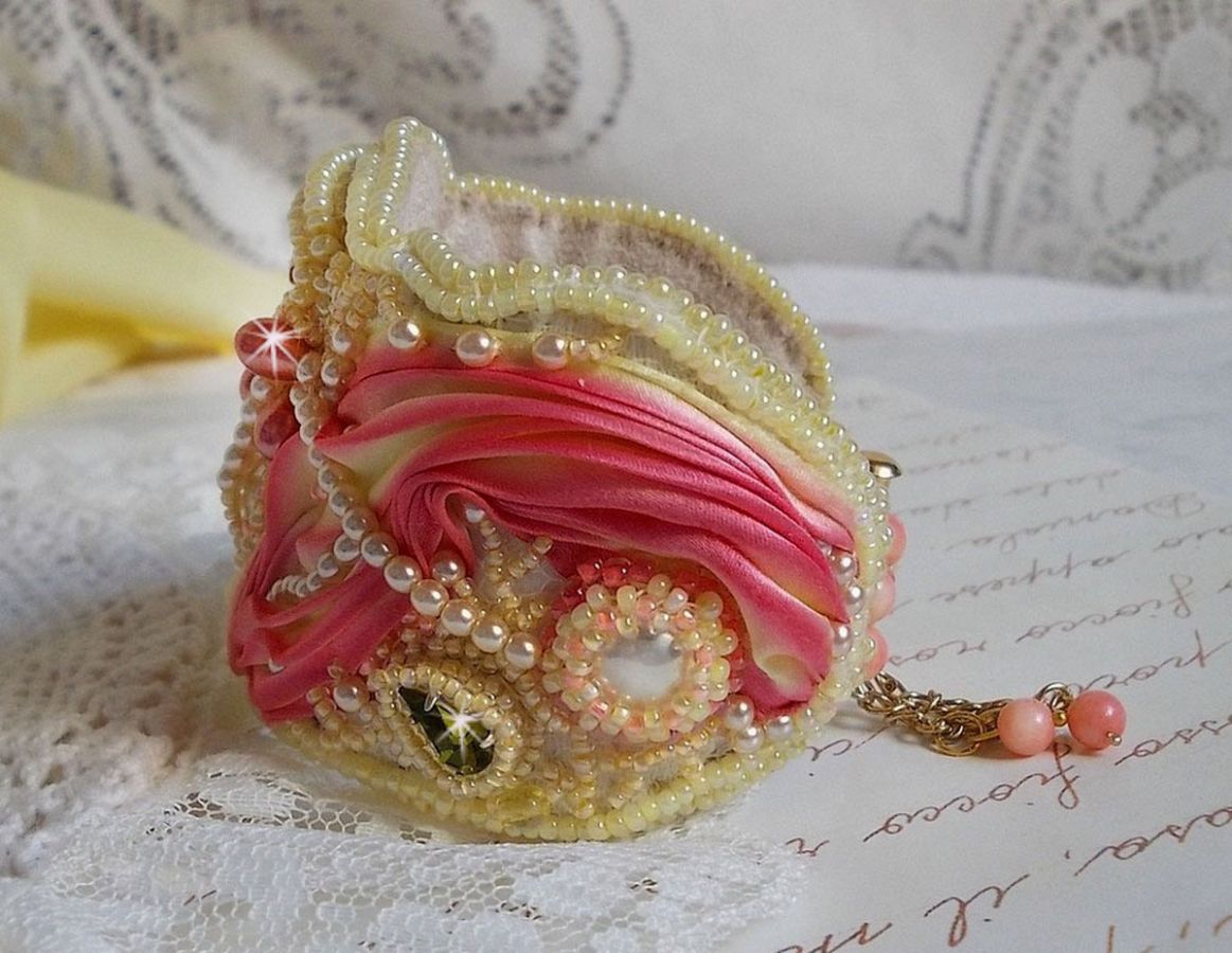 Bracciale Les Délices de L'Eté Haute-Couture ricamato con un nastro di seta giallo e rosa, perle rotonde, gocce perlate e perle di semi