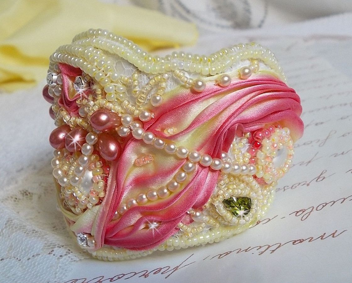 Bracciale Les Délices de L'Eté Haute-Couture ricamato con un nastro di seta giallo e rosa, perle rotonde, gocce perlate e perle di semi