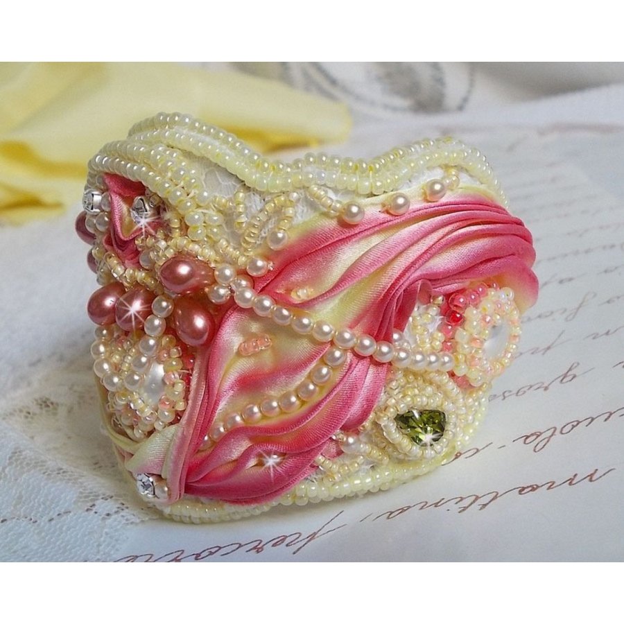 Bracciale Les Délices de L'Eté Haute-Couture ricamato con un nastro di seta giallo e rosa, perle rotonde, gocce perlate e perle di semi